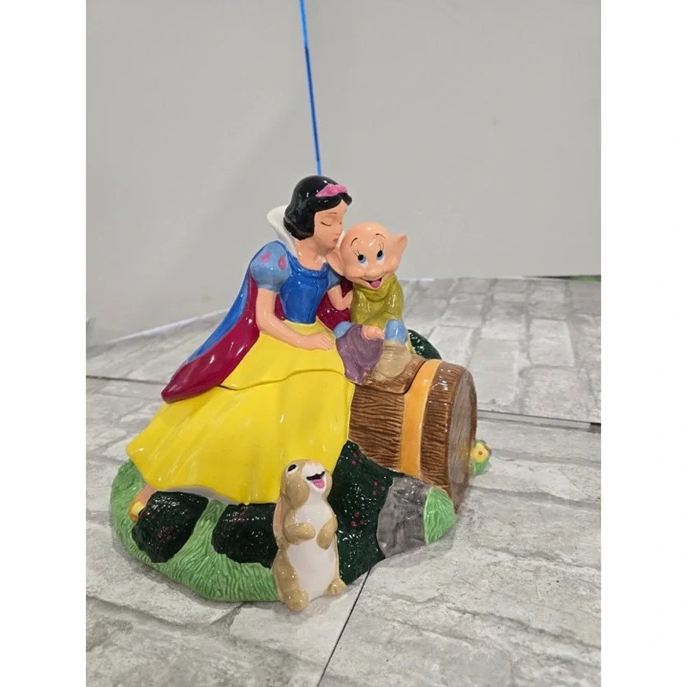 Vintage Disney‎ Snow White Kissing Dopey Cookie Jar Treasure Craft